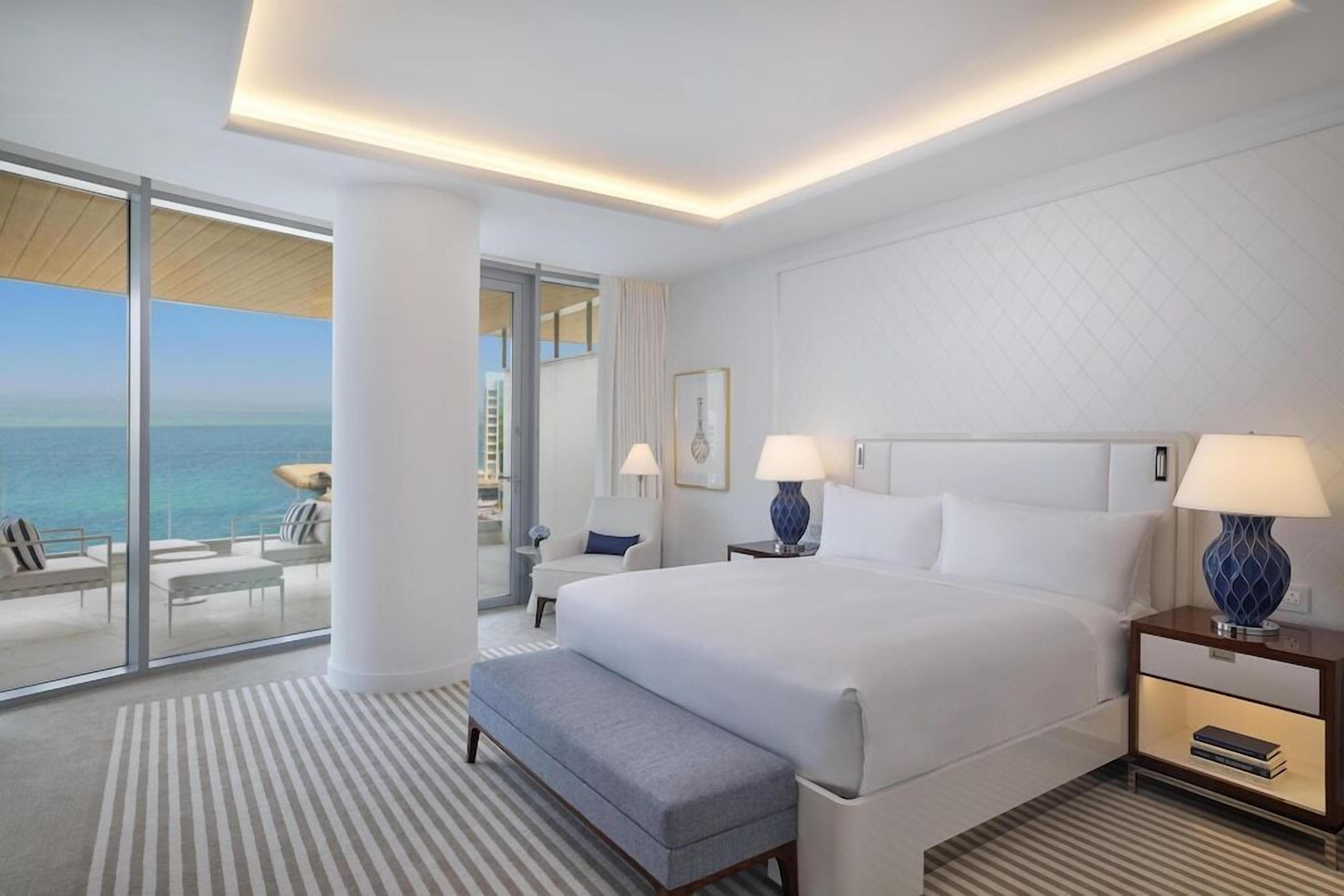 Hochwertige Bettwaren, Betten mit Memory-Foam-Matratzen, Minibar