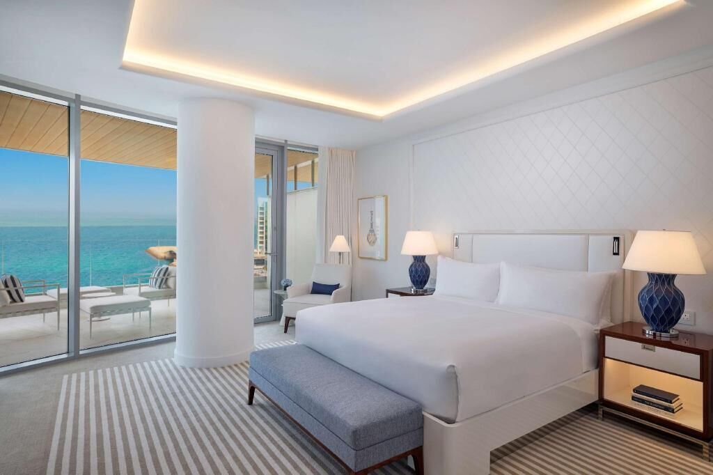 Hochwertige Bettwaren, Betten mit Memory-Foam-Matratzen, Minibar