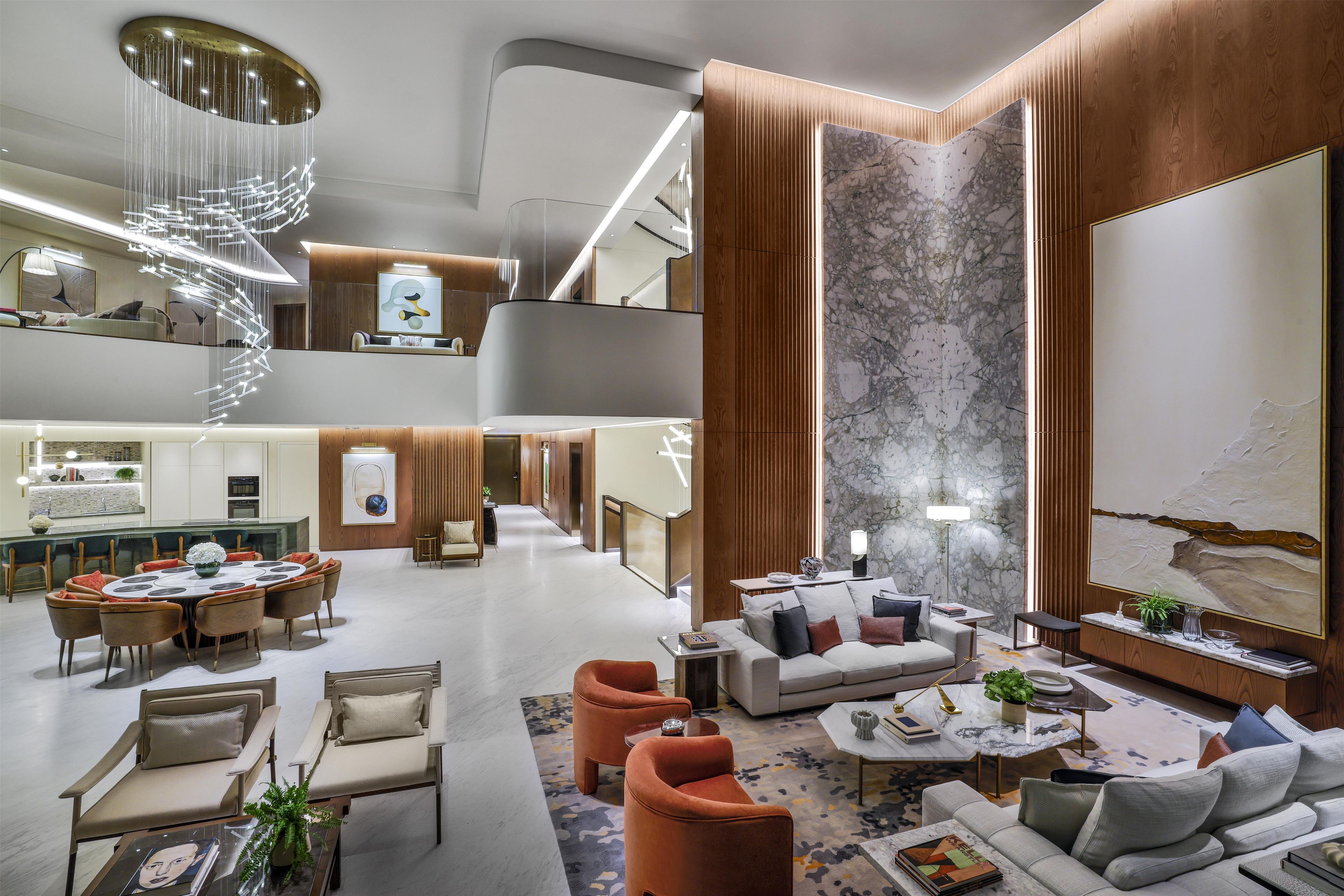 Un salón espacioso y moderno con techo alto, comedor y cocina.