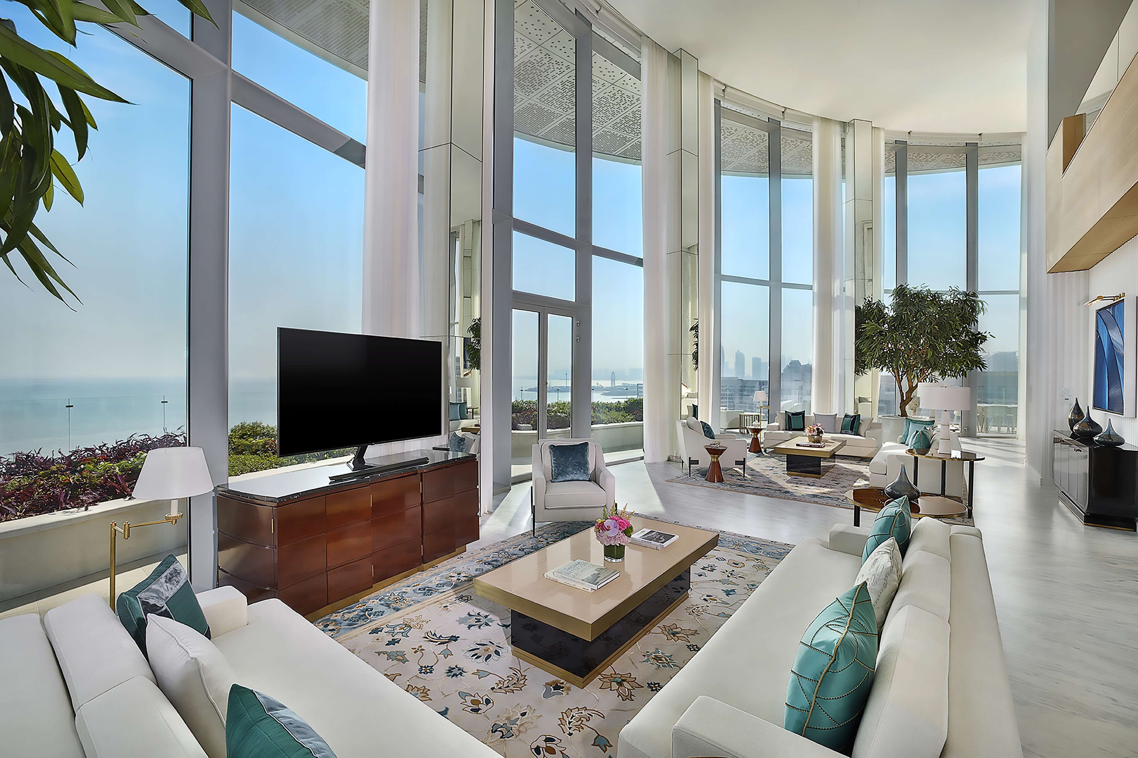 Suite presidencial, 1 llit de matrimoni gran | Sala d'estar | Televisor LED de 65 polzades amb canals per satèl·lit i televisor 