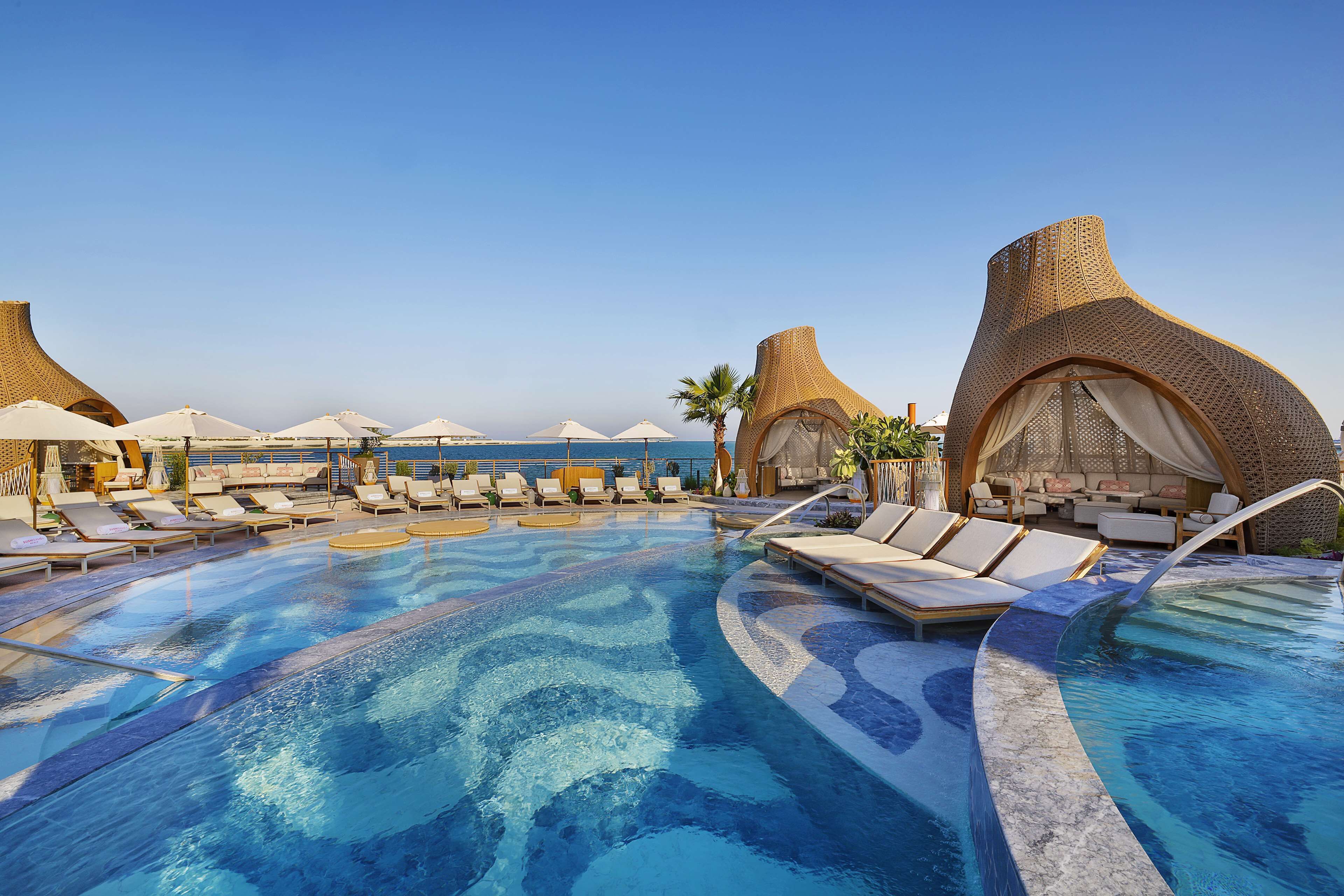 3 piscinas al aire libre, camas de piscina gratis, sombrillas