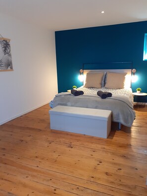 5 Schlafzimmer, Schreibtisch, Bügeleisen/Bügelbrett, Reisekinderbett