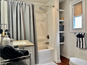 Combined shower/tub, hair dryer, towels, soap - Uptown Watervliet (Watervliet)