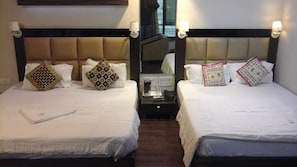 Desk, soundproofing, free WiFi, bed sheets