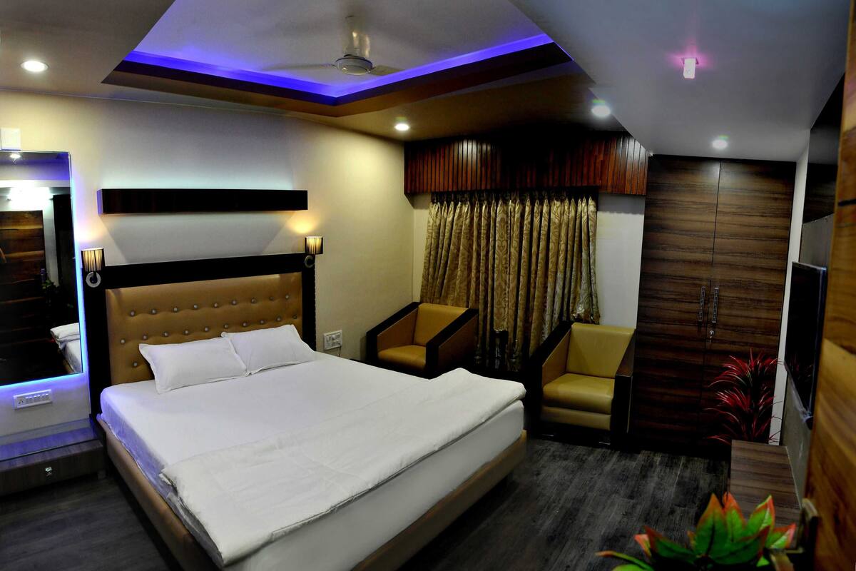 Desk, soundproofing, free WiFi, bed sheets