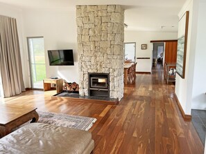Smart TV, fireplace, DVD player, books - Parrydise: Tranquil & minutes to Greens Pool (William Bay)