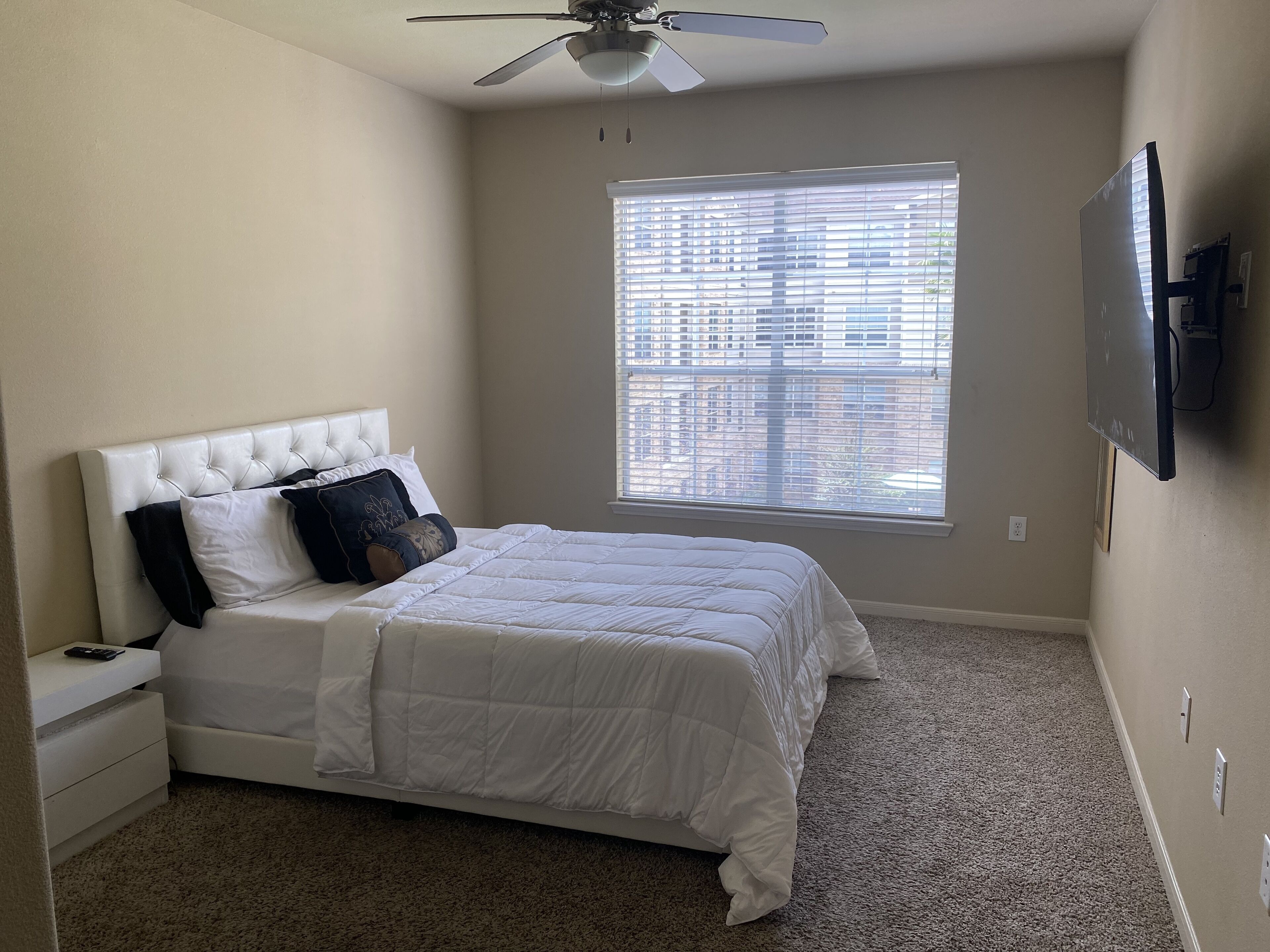Lovely-1 Bedroom Rental Unit With a Poolside View