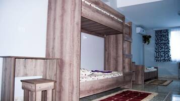 6 bedrooms, desk, iron/ironing board, free WiFi