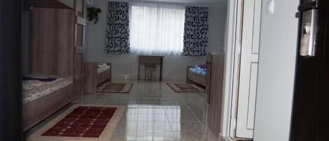 6 Schlafzimmer, Schreibtisch, BĂŒgeleisen/BĂŒgelbrett, kostenloses WLAN