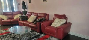 Una Smart TV, una chimenea, un reproductor estéreo