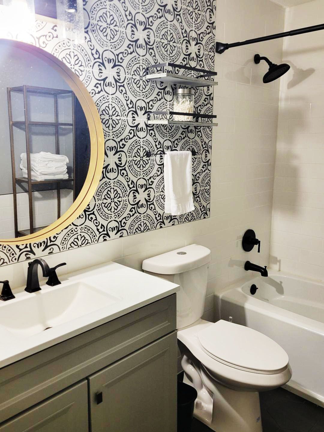 Combined shower/tub, towels, soap, toilet paper