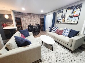 Smart TV - Fully Renovated, Modern unit awaits you! 2nd floor (Council Bluffs)