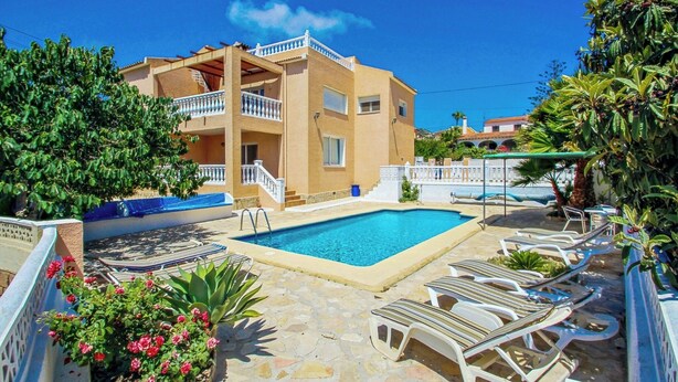 A two-story building with a swimming pool, lounge chairs, and a garden area. - Marlene - private pool villa with sea views from the rooftop in Calpe (Calpe)