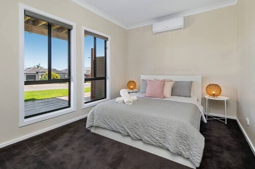 Oriana Grande 5BR Sleeps 14 Sea views, Playground
