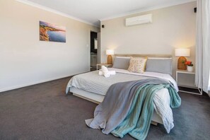 5 bedrooms, iron/ironing board, WiFi, bed sheets