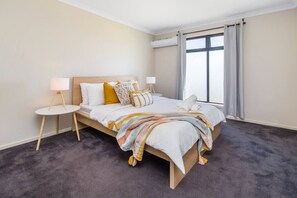 5 habitaciones, tabla de planchar con plancha, cuna de viaje y wifi 