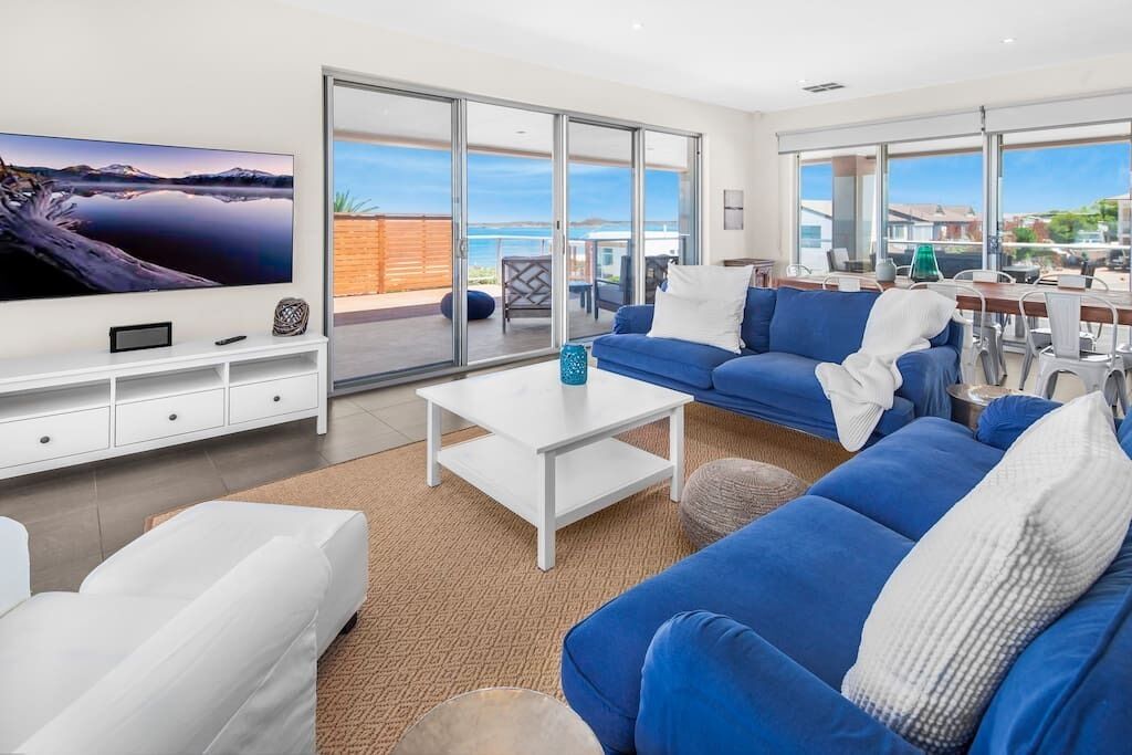 Karibu Beach Retreat- panoramic sea views, 4 bdrms