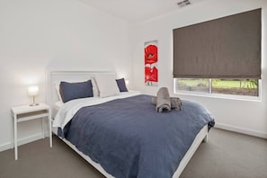 4 bedrooms, iron/ironing board, travel crib, WiFi - Jo's Sanctuary- 4 Bdrms, Sleeps 10, Beach & scrub (Aldinga Beach)