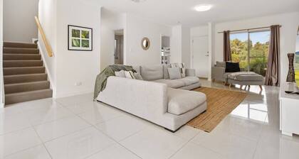 Jo's Sanctuary- 4 Bdrms, Sleeps 10, Beach & scrub