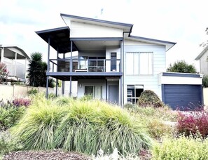 Exterior - Jo's Sanctuary- 4 Bdrms, Sleeps 10, Beach & scrub (Aldinga Beach)