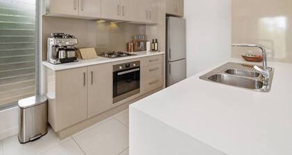 Jo's Sanctuary- 4 Bdrms, Sleeps 10, Beach & scrub