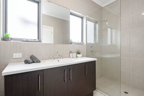 Bathtub, hair dryer - Jo's Sanctuary- 4 Bdrms, Sleeps 10, Beach & scrub (Aldinga Beach)