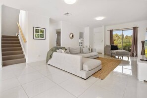 TV, offices - Jo's Sanctuary- 4 Bdrms, Sleeps 10, Beach & scrub (Aldinga Beach)