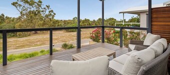 Jo's Sanctuary- 4 Bdrms, Sleeps 10, Beach & scrub