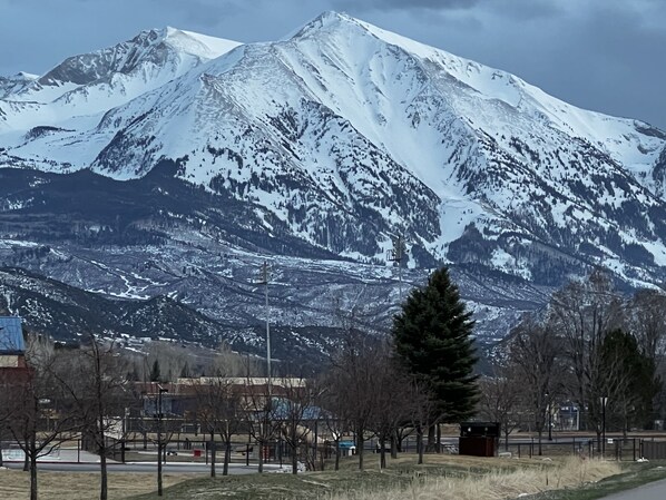 Stunning Mt. Sopris - beautiful summer hikes. - Heart of Carbobdale, CO - 4 bedroom - 3 Bath Townhome! (Carbondale)