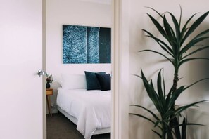 4 bedrooms, iron/ironing board, WiFi, bed sheets - ōSHEN- Sleeps12, Gym, Kayak, MountnBike, BeachFrnt (Aldinga Beach)