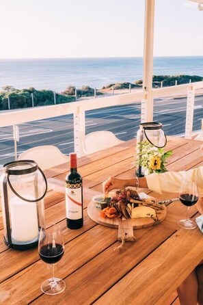 Outdoor dining - ōSHEN- Sleeps12, Gym, Kayak, MountnBike, BeachFrnt (Aldinga Beach)