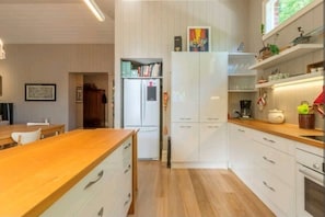 Een koelkast, een magnetron, een oven, een kookplaat
