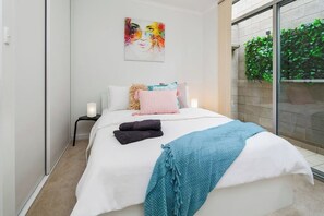 2 Schlafzimmer, Schreibtisch, Bügeleisen/Bügelbrett, Reisekinderbett