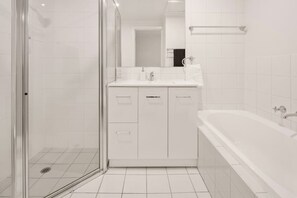 Badewanne, Haartrockner, Handtücher