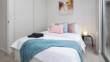 2 bedrooms, desk, iron/ironing board, WiFi