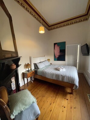 4 bedrooms, iron/ironing board, travel cot, free WiFi