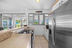 ثلاجة، ميكروويف، فرن، موقد طهي مسطح