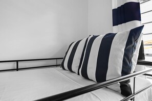 2 عدّة غرف نوم ومكواة/لوح كي وسرير سفر وواي فاي