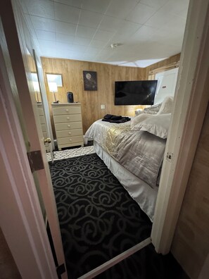 2 slaapkamers, een strijkplank/strijkijzer, gratis wifi, beddengoed