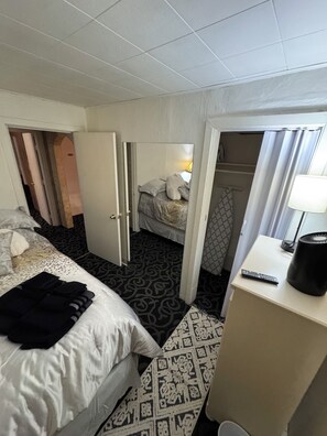 2 bedrooms, iron/ironing board, free WiFi, bed sheets - Downtown Gated Hideaway  (Anchorage)