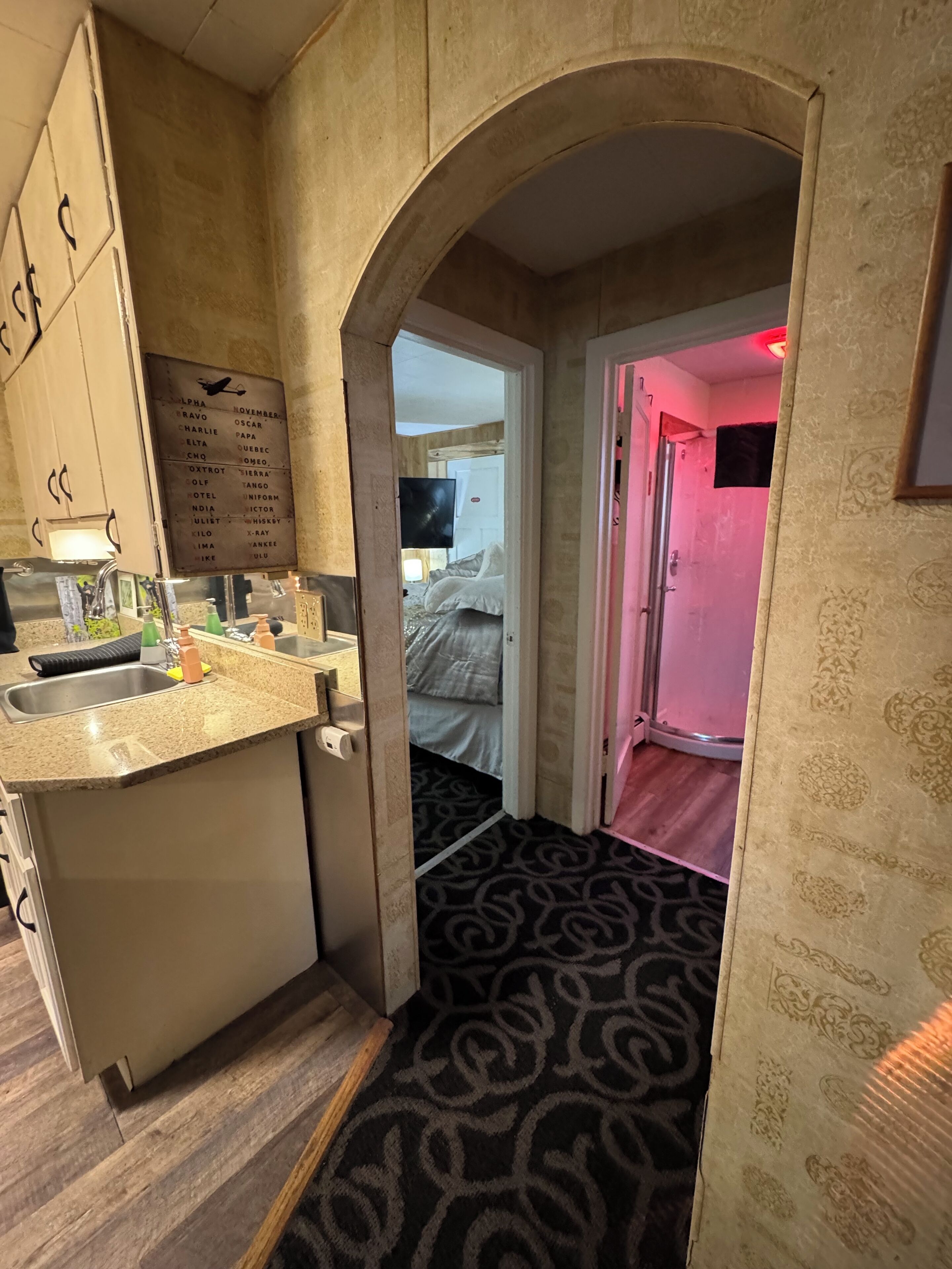Une chambre d’hôtel équipée d’une kitchenette, d’un lit et d’une salle de bain.