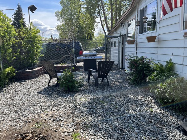 Outdoor dining - Downtown Gated Hideaway  (Anchorage)