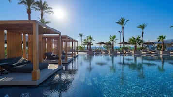 Udendørs pool, parasoller, liggestole