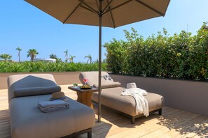 Tallelokero huoneessa, työpöytä, pimennysverhot, äänieristys