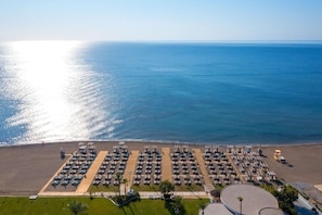 Privatstrand, Liegestühle, Sonnenschirme, Strandtücher