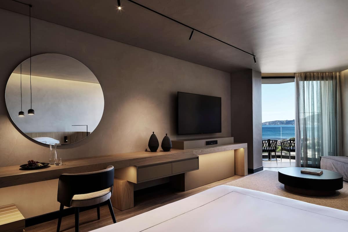 Open Plan Suite Partial Sea View | ตู้นิรภัยในห้องพัก, โต๊ะทำงาน, ผ้าม่านกันแสง, ห้องเก็บเสียง