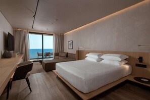 Open Plan Suite Sea View | Tallelokero huoneessa, työpöytä, pimennysverhot, äänieristys