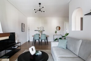 Smart TV, fireplace, books - Signature 2BR Apartment in Marousi (Marousi)