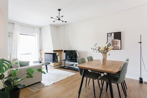 Smart TV, fireplace, books - Signature 2BR Apartment in Marousi (Marousi)