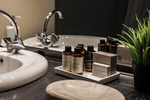 Een douche, een haardroger, handdoeken, zeep
